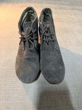 TOMS Kala Forged Iron Grey Suede Lace-Up Wedge Ankle Booties Women's Size 8.5